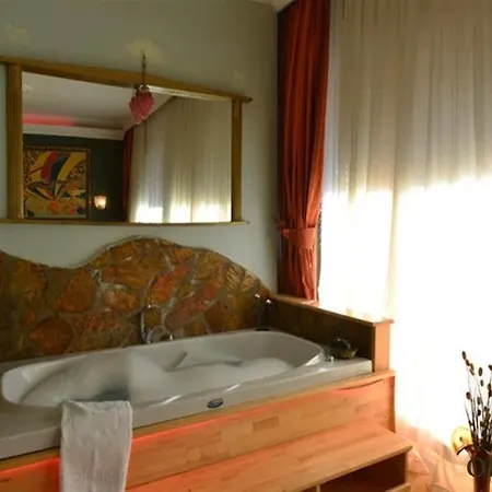 Tree Tops Park Hotell *