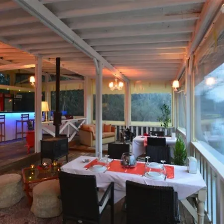 Tree Tops Park Hotell *