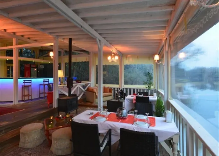 Tree Tops Park מלון *