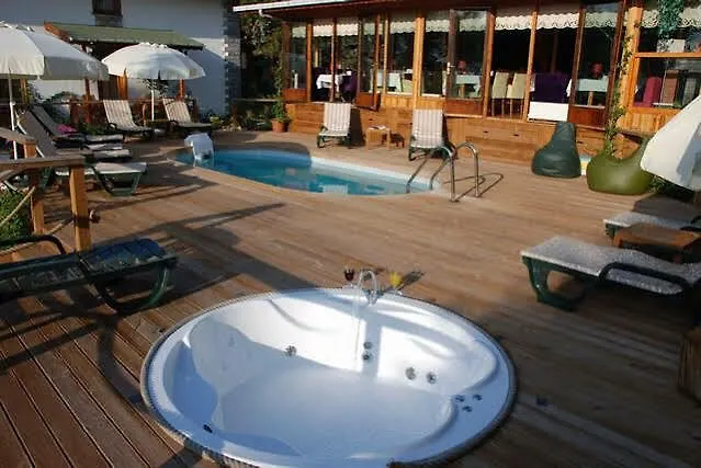 Tree Tops Park מלון